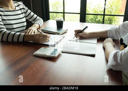 Frau im Gespräch mit Kollegen über neue Start Projekt. Geschäftsleute brainstorming Konzept. Stockfoto