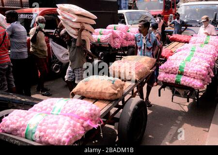 Colombo, Sri Lanka. März 2020. Träger arbeiten am 26. März 2020 auf einem Markt in Colombo, Sri Lanka. Sri Lankas Hauptstadt Colombo, Gampaha und Kalutara blieben unter einer unbestimmten Ausgangssperre, um die Ausbreitung des Virus zu verhindern, während die Ausgangssperre in den übrigen Gebieten am Donnerstag einige Stunden aufgehoben und um 14:00 Uhr Ortszeit wieder auferlegt wurde. Der Öffentlichkeit wurde das Verlassen ihres Wohnheims untersagt, während die Regierung ein Programm gestartet hat, um alle wichtigen Gegenstände einschließlich Lebensmittel an Türsteher zu liefern. Kredit: Gayan Sameera/Xinhua/Alamy Live News Stockfoto