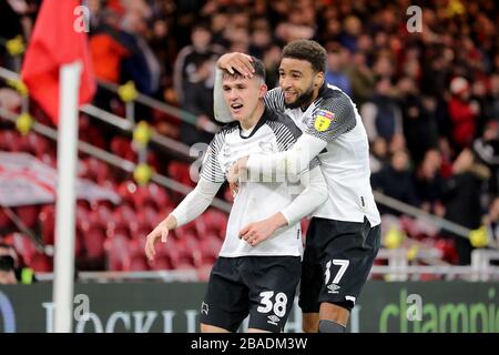 Jason Knight (links) von Derby County feiert mit Jayden Bogle von Derby County das erste Tor seiner Seite Stockfoto