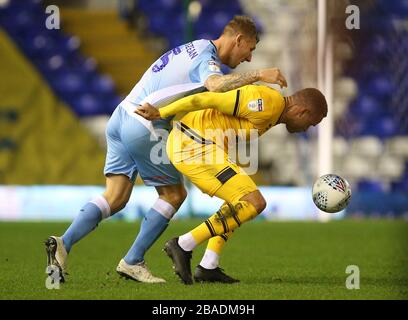 Der Kampf um den Ball von Kyle McFadzean (links) und Milton Keynes Dons' Carlton Morris von Coventry City Stockfoto