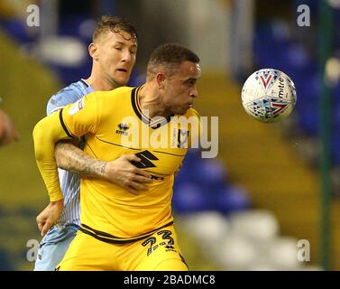 Der Kampf um den Ball von Kyle McFadzean (links) und Milton Keynes Dons' Carlton Morris von Coventry City Stockfoto