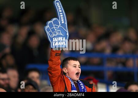 Ein Chelsea-Fan zeigt seine Unterstützung auf den Tribünen Stockfoto