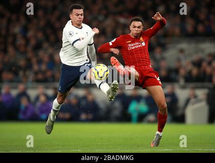 Die DELE Alli (links) von Tottenham Hotspur und der Liverpooler Trent Alexander-Arnold kämpfen um den Ball Stockfoto