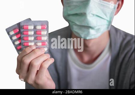 Junger asiatischer Mann, der eine medizinische Gesichtsmaske mit Haltestantibiotikum trägt. Concept Coronavirus, Covid-19 Stockfoto