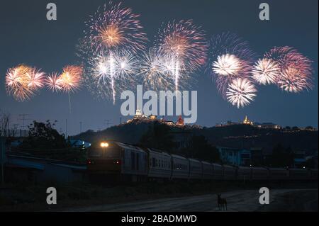 Antiker Zug auf der Bahn mit farbenfrohem Feuerwerk im jährlichen Event auf Phra Nakhon Khiri, Khao Wang in Phetchaburi, Thailand Stockfoto