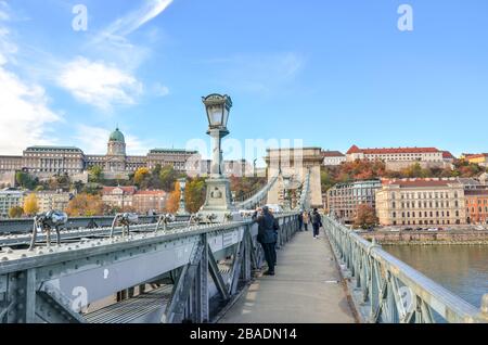 Budapest, Ungarn - 6. November 2019: Berühmte Szechenyi-Kettenbrücke, Hängebrücke, über die Donau in der ungarischen Hauptstadt. Touristen Sehenswürdigkeiten. Buda-Burg im Hintergrund. Osteuropa. Stockfoto