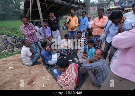 Männer, die in einem Dorf in Kumrokhali, Westbengalen, Indien Karten spielen Stockfoto