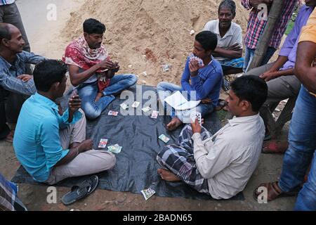 Männer, die in einem Dorf in Kumrokhali, Westbengalen, Indien Karten spielen Stockfoto