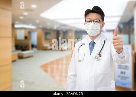 Asiatischer Mann mittleren Alters, der eine Einwegmaske trägt. Stockfoto