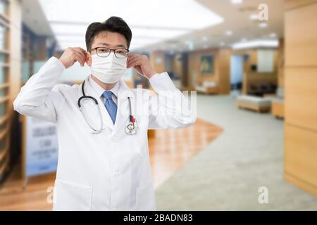 Asiatischer Mann mittleren Alters, der eine Einwegmaske trägt. Stockfoto