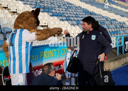 Der Manager von Huddersfield Town Danny Cowley kommt im John Smith Stadion von Huddersfield Town an Stockfoto
