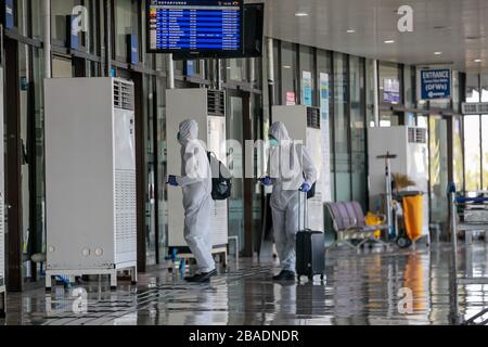 Pasay City. März 2020. Passagiere, die Gesichtsmasken und Schutzanzüge tragen, kommen für ihren Flug am Ninoy Aquino International Airport (NAIA) in Pasay City, Philippinen am 27. März 2020 an. Credit: Rouelle Umali/Xinhua/Alamy Live News Stockfoto