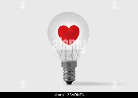 Glühbirne mit Herz auf weißem Hintergrund - Konzept von Liebe und Gehirn Stockfoto