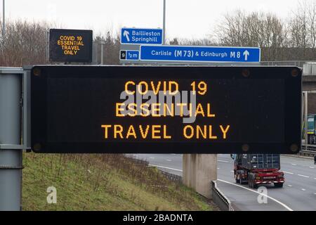 Warnschild Covid 19 Essential Reisen Sie nur auf der Autobahn M8, Glasgow, Schottland, Großbritannien Stockfoto