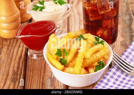 Leckere Pommes frites auf hölzernen Tisch Hintergrund Stockfoto