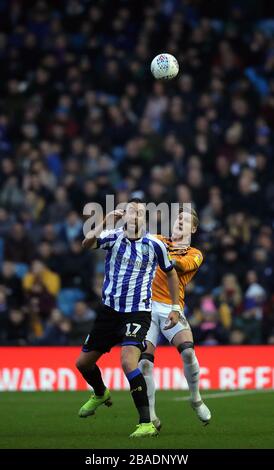 Der Kampf um den Ball zwischen Atdhe Nuhiu (links) und Jordy de Wijs von Hull City am Mittwoch Stockfoto