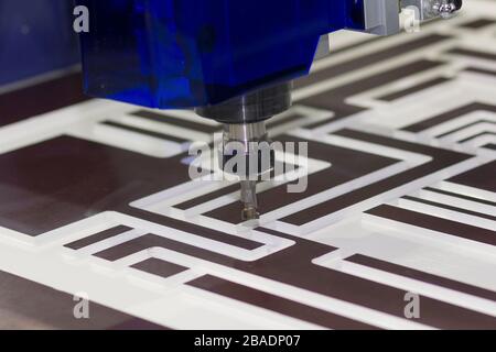 Fräsmaschine CNC arbeitet in der Möbelherstellung. Industrie Stockfoto