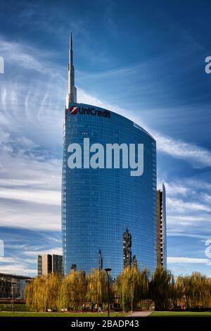 UniCredit Wolkenkratzer unter einem schönen Himmel. Moderne italienische Architektur. Mailand, Italien. Stockfoto