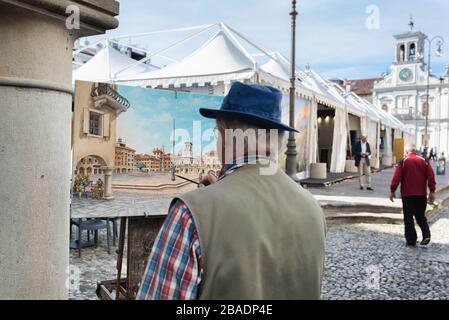 Künstler malen einen Blick auf einen schönen italienischen Platz. Piazza San Giacomo, Udine, Region Friuli Venezia Giulia, Italien. Stockfoto