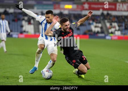 Danny Simpson (links) von Huddersfield Town und Tommy Smith von Stoke City kämpfen um den Ball Stockfoto