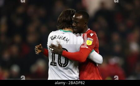 Der Albert Adomah (rechts) von Nottingham Forest konsolt den Danny Graham von Blackburn Rovers nach dem Schlusspfiff Stockfoto