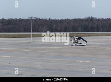 Dresden, Deutschland. März 2020. Die Landebahn am Internationalen Flughafen Dresden ist verlassen und ohne Flugzeug. Um das Corona-Virus einzudämmen, verbannt Sachsen nun alle Ansammlungen von drei oder mehr Menschen in der Öffentlichkeit. Kredit: Robert Michael / dpa-Zentralbild / ZB / dpa / Alamy Live News Stockfoto