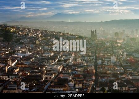 Blick vom Panecillo-Hügel bei Sonnenaufgang in Richtung La Basilica Del voto Nacional, Quito, Ecuador Stockfoto