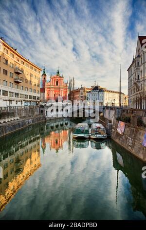 Die Dreifachbrücke und der Fluss Lublinjanica, Laibach, Gorenjska, Slowenien, Europa Stockfoto