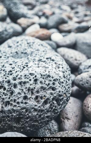 In der Nähe Bild von einem vulkanischen Felsen am Strand, selektiver Fokus, Farbe Tonen angewendet. Stockfoto