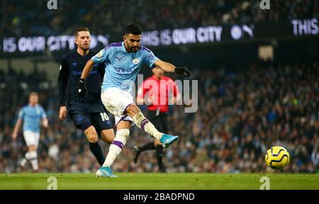 Der Riyad Mahrez von Manchester City versucht einen Schuss aufs Tor Stockfoto