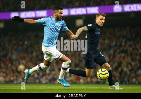 Der Riyad Mahrez (links) von Manchester City und der Lucas Digne von Everton kämpfen um den Ball Stockfoto