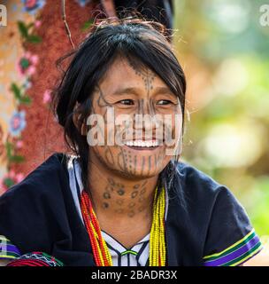 Porträt einer alten Chin-Frau im traditionellen Kleid mit einer Tätowierung im Gesicht. Februar 2019 In Myanmar Statt. Stockfoto