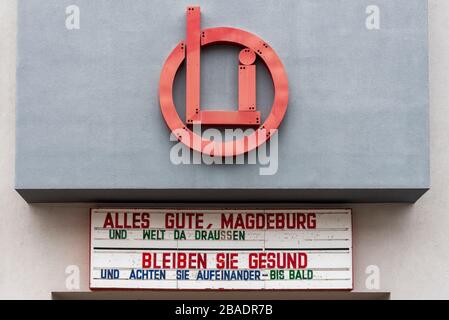 Magdeburg, Deutschland. März 2020. "Alles gute, Magdeburg und die Welt draußen. Bleiben Sie gesund und kümmern Sie sich um einander - bis bald", steht auf der Anzeigetafel der Oli-Lichtspiele. Das traditionelle Studiokino musste wegen der Corona-Pandemie schließen. Kredit: Stephan Schulz / dpa-Zentralbild / ZB / dpa / Alamy Live News Stockfoto