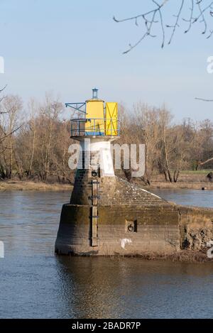 Magdeburg, Deutschland. März 2020. Eine Pierleuchte markiert die Einfahrt von der Elbe in den Handelshafen von Magdeburg. Kredit: Stephan Schulz / dpa-Zentralbild / ZB / dpa / Alamy Live News Stockfoto