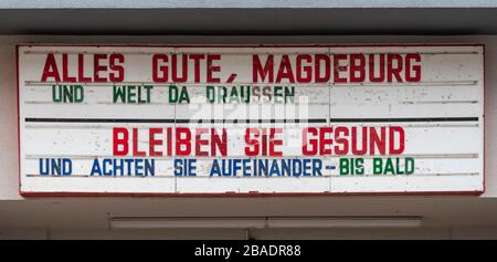 Magdeburg, Deutschland. März 2020. "Alles gute, Magdeburg und die Welt draußen. Bleiben Sie gesund und kümmern Sie sich um einander - bis bald", steht auf der Anzeigetafel der Oli-Lichtspiele. Das traditionelle Studiokino musste wegen der Corona-Pandemie schließen. Kredit: Stephan Schulz / dpa-Zentralbild / ZB / dpa / Alamy Live News Stockfoto