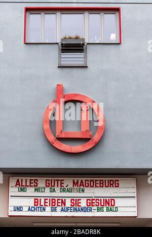 Magdeburg, Deutschland. März 2020. "Alles gute, Magdeburg und die Welt draußen. Bleiben Sie gesund und kümmern Sie sich um einander - bis bald", steht auf der Anzeigetafel der Oli-Lichtspiele. Das traditionelle Studiokino musste wegen der Corona-Pandemie schließen. Kredit: Stephan Schulz / dpa-Zentralbild / ZB / dpa / Alamy Live News Stockfoto