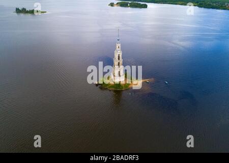 Der alte Kirchturm der St. Nikolaus-Kathedrale am Uglich-Stausee (Luftbild). Kalyazin, Russland Stockfoto