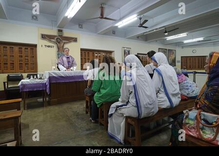 Messe am Grab von Mutter Teresa im Mutterhaus in Kolkata, Indien Stockfoto