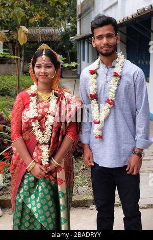 Frisch verheiratetes Paar auf der Hochzeit in Kumrokhali, Westbengalen, Indien Stockfoto