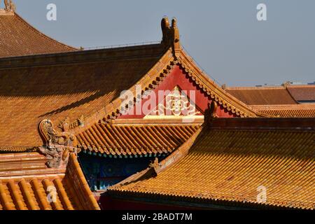 Nahaufnahme der verdichteten Sicht auf die leuchtend roten Dächer der alten Paläste der Verbotenen Stadt in Peking, China Stockfoto