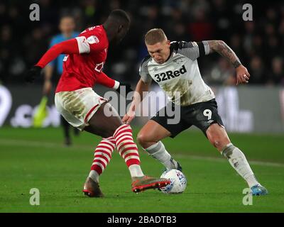 Derby County kämpfen Martyn Waghorn (rechts) und Barnsleys Bambo Diaby um den Ball Stockfoto