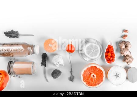 Inhaltsstoffe zur Erhöhung der Immunität, Auswahl von Gesundheitsnahrungsmitteln reich an Antioxidantien, Mineralien, Vitaminen, kreativ gebügelt Stockfoto