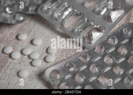 Nahaufnahme der leeren Blisterpackung und der weißen Pillen auf dem Tisch Stockfoto