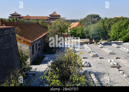 Mit den alten Palästen der Verbotenen Stadt in Peking China im Hintergrund ein Blick auf den Innenhof mit restaurierten und Nachbauten von Steinteilen von Stockfoto