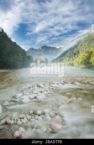 Fluss Soca im Frühling, Soca Tal, Triglav Nationalpark, die Julischen Alpen, Slowenien Stockfoto