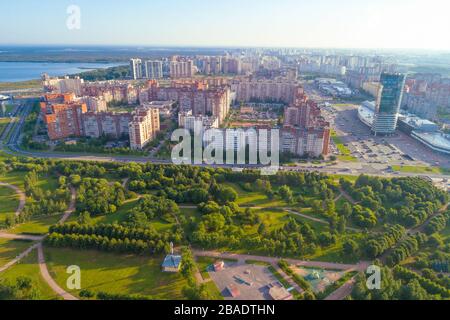 ST. PETERSBURG, RUSSLAND - 26. JULI 2019: Blick auf moderne Wohnbauten auf dem Gebiet des Parks zum 300-jährigen Jubiläum von St. Petersburg. Primorsky Stockfoto