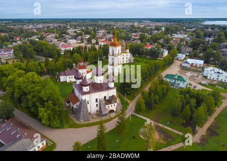 Blick auf die Tempel des Domplatzes an einem bewölkten Augustmorgen (Luftaufnahmen). Kargopol, Russland Stockfoto