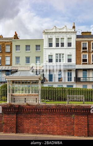 Ein eisernes viktorianisches Schutzhaus am Meer befindet sich vor den Terrassenhäusern an der Küste über dem Ramsgate Royal Harbour, Kent, Großbritannien Stockfoto