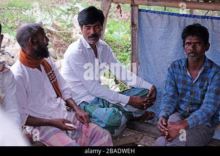 Indische Männer in einem typischen Teehaus im Dorf Kumrokhali, Westbengalen, Indien Stockfoto