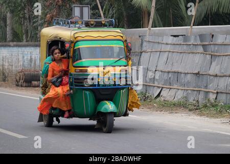 Indische Tricycle Tuk Trickshaw mit Passagier, Kumrokhali, Westbengalen Stockfoto